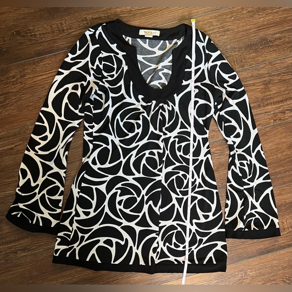 White House Black Market blouse. Size S. Purses are NOT INCLUDED. - Picture 6 of 7